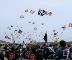 浜松まつり名物の凧揚げ。静岡西部の祭り文化と地元の強いつながりを感じるイメージ