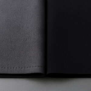 光を反射してグレーっぽく見える黒生地(黒が浅い布地)