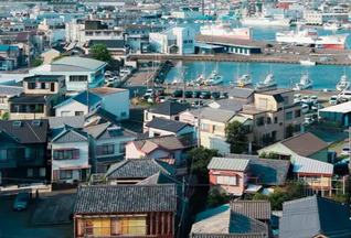 静岡市・焼津・藤枝・島田など中部エリアの落ち着いた地域性を象徴する街並みのイメージ