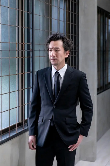 黒ネクタイを合わせた葬儀での男性礼服（準礼服）