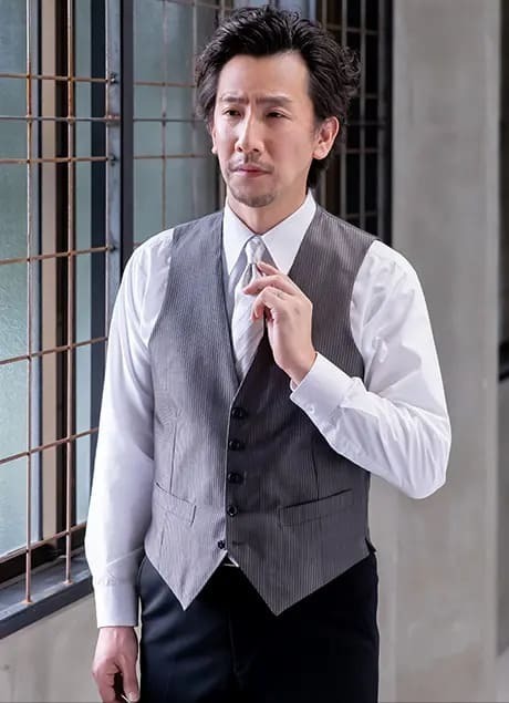 白シルバーネクタイとグレーベストで結婚式仕様に寄せた男性礼服（準礼服）