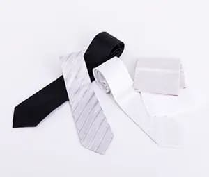 結婚式は白・シルバー、葬儀は黒無地のネクタイが基本となる男性礼服のTPO
