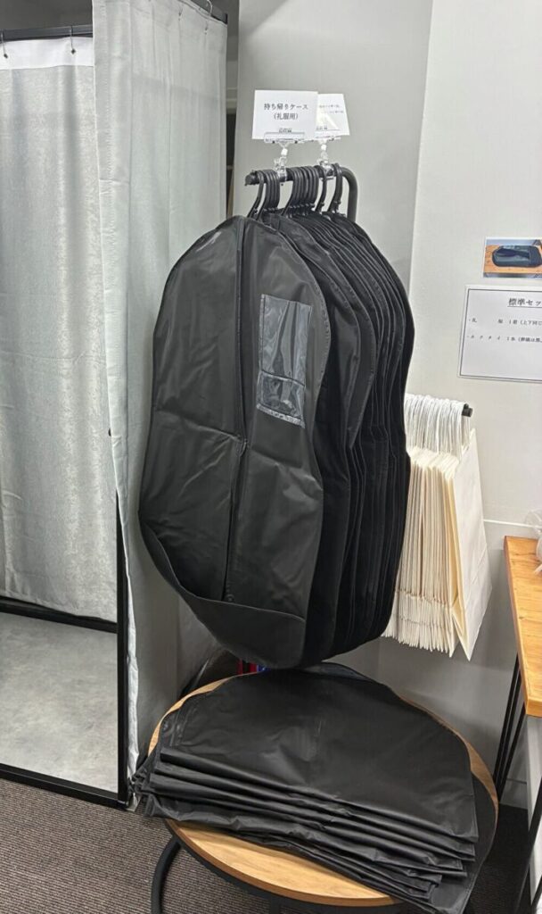 今すぐ喪服のメンズ礼服をガーメントバッグで持ち運ぶ様子