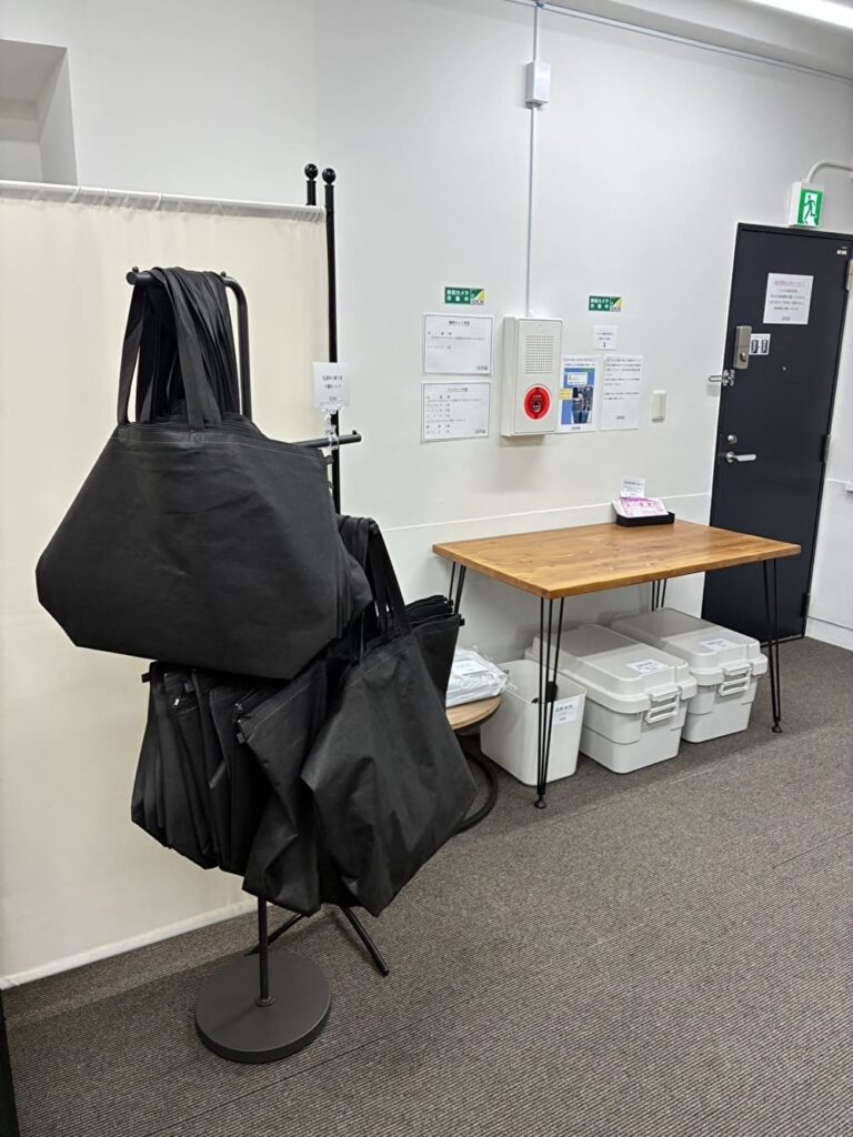 今すぐ喪服のレディース喪服を不織布バッグで持ち運ぶ様子