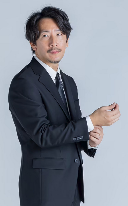 上質なブラックフォーマルを着用した男性