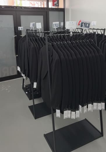 今すぐ喪服 新静岡駅前本店に並ぶメンズブラックフォーマル